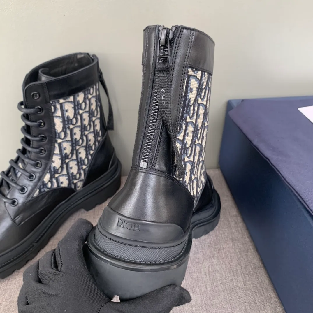 [DIOR] Top P: 920💰 Number of yards: 39~44 (38.45 custom-made, non-refundable) Dior Dior~ Winter series, original 1:1 development Casual men's leather shoes Made with heavy investment, shoes and boots are made of imported cowhide + imported Dior special fabric Not easily deformed black cowhide lining Dior large hardware inlay Original TPU vacuum outsole, black cowhide Black open edge beads Military green suede Black suede Khaki suede leather is crafted by a large factory, and the perfect product is only prepared for you who know your taste! Any comparisons are welcome.